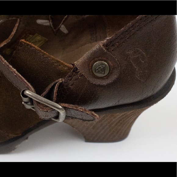 London Underground Vintage Leather Buckle Heels - Picture 3 of 4